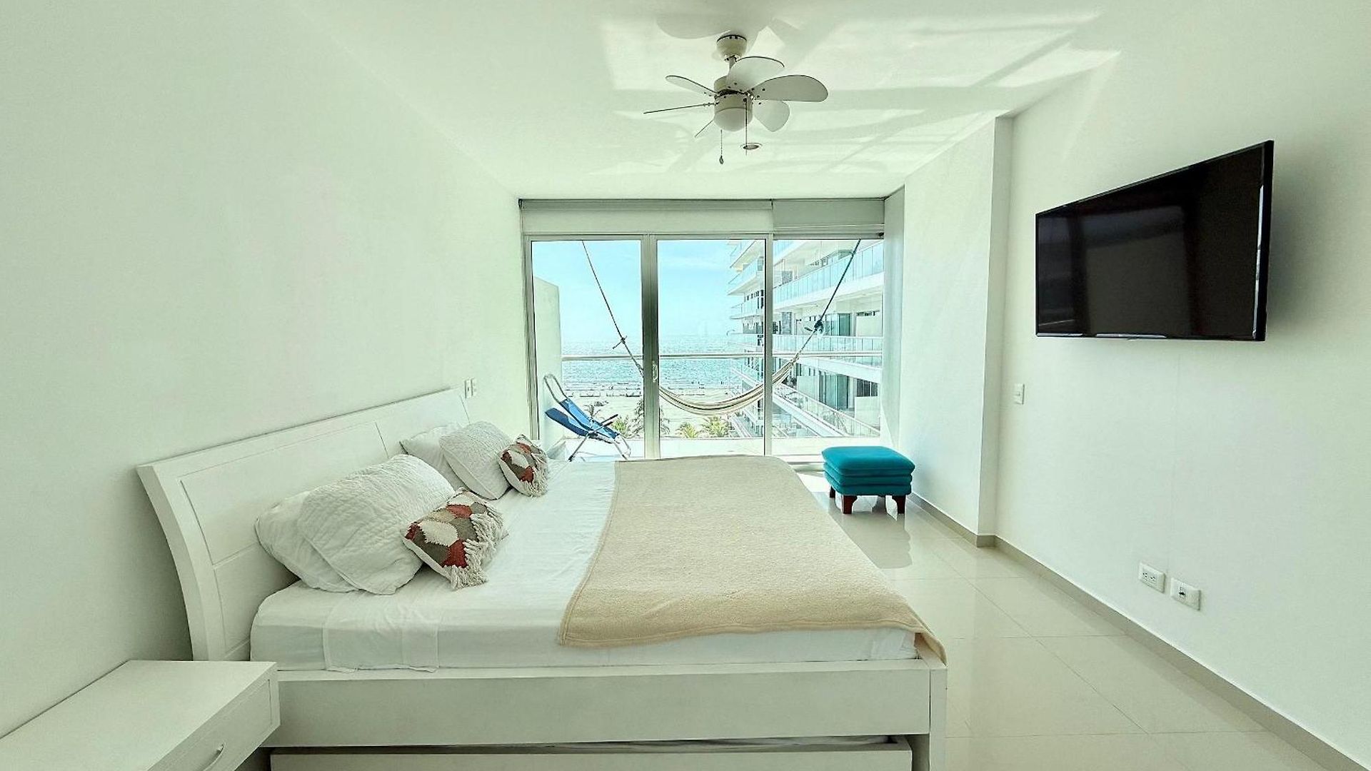 Apartamento En Edificio Con Acceso Directo A La Playa *