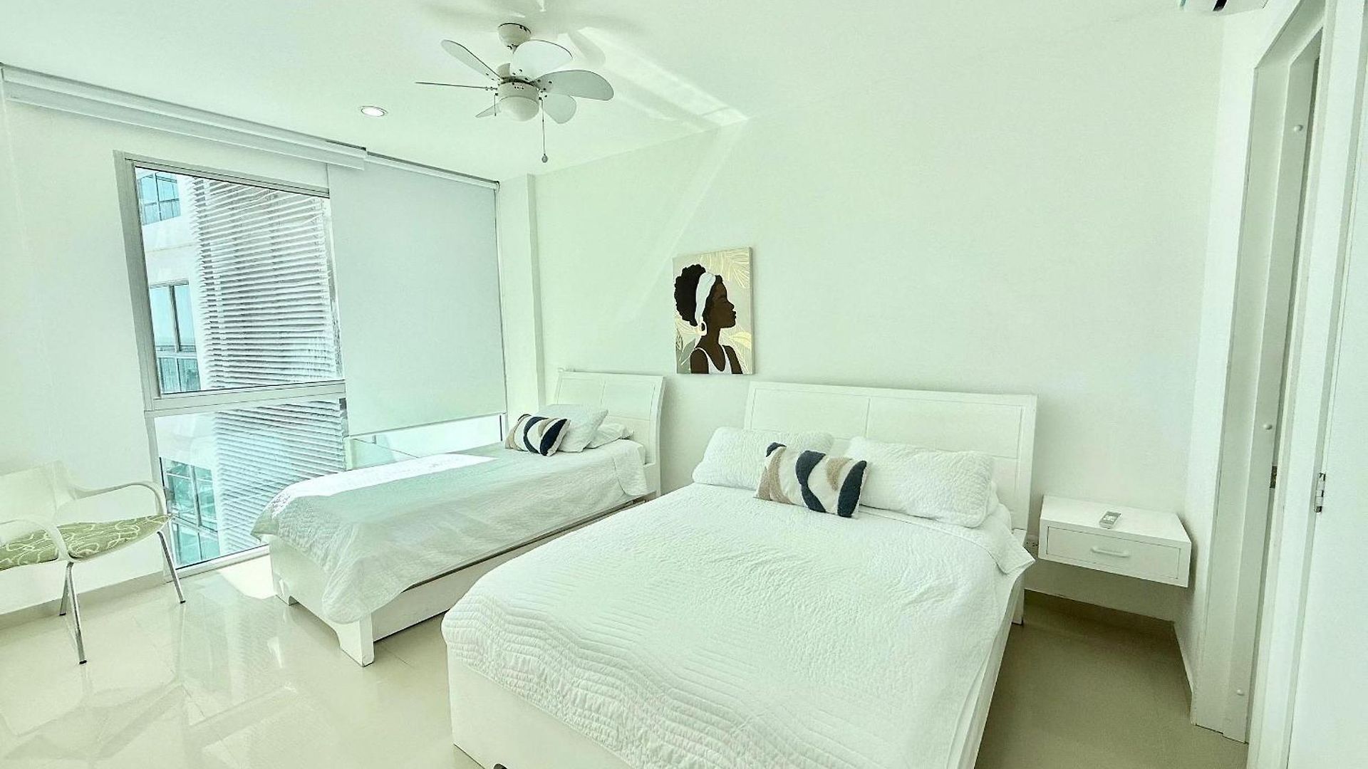 Apartamento En Edificio Con Acceso Directo A La Playa *