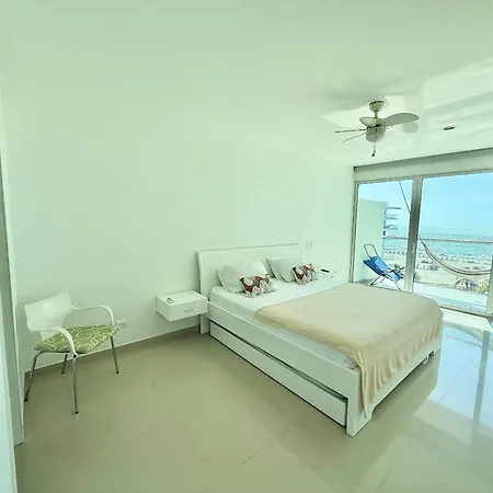 En Edificio Con Acceso Directo A La Playa *