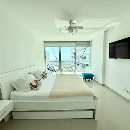 Apartamento En Edificio Con Acceso Directo A La Playa *