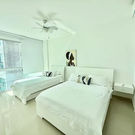 Apartamento En Edificio Con Acceso Directo A La Playa *